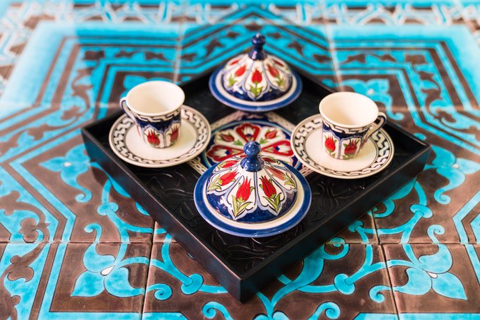AFARmedia's tweet photo. Discover the magical history behind these opulent Turkish tiles → https://t.co/enlJGVRgxM https://t.co/9okpdhyd0O