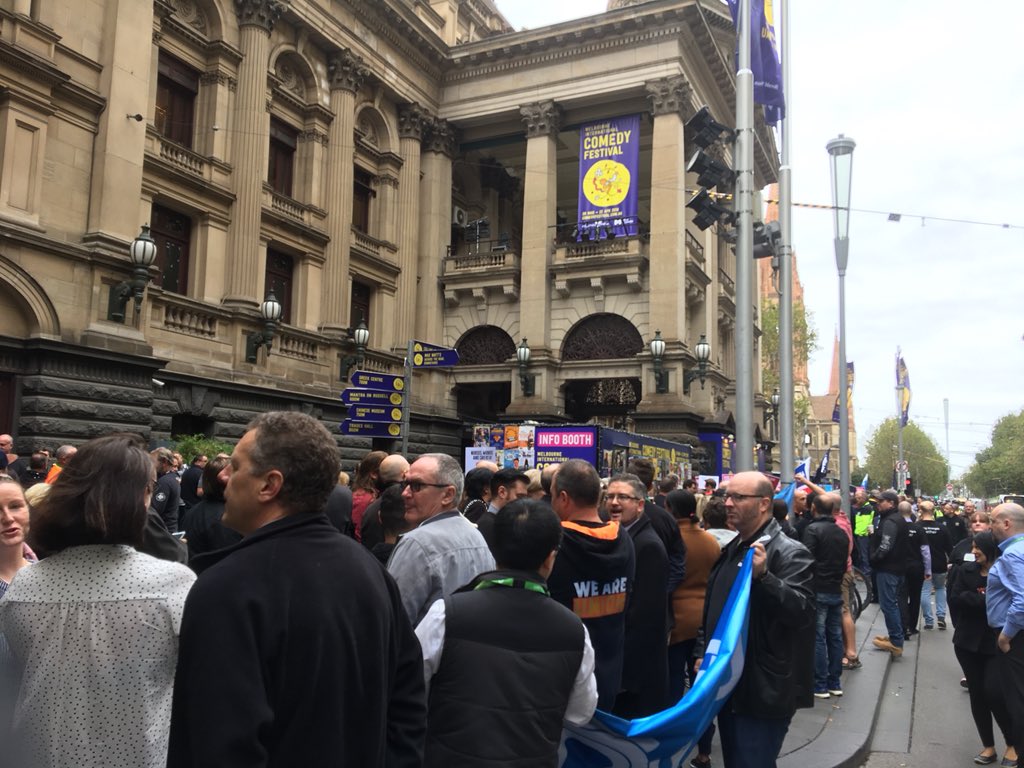 EmilyHWoods's tweet image. 1600 unionists lining up for a delegate meeting at Melbourne Town Hall, flagged by police, as @unionsaustralia kicks of weeks of protest to #ChangeTheRules