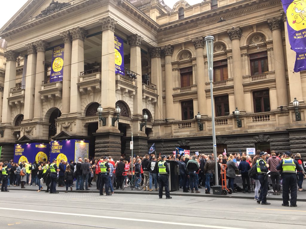EmilyHWoods's tweet image. 1600 unionists lining up for a delegate meeting at Melbourne Town Hall, flagged by police, as @unionsaustralia kicks of weeks of protest to #ChangeTheRules