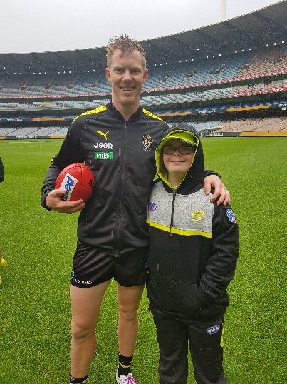 Ethan Draper with the <a href="/UmpireAFL/">Umpire AFL</a> team <a href="/Richmond_FC/">Richmond FC 🐯</a> @DownSyndromeVic