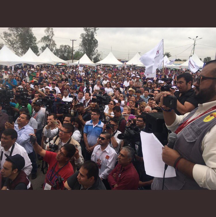 Arturo_Bours's tweet photo. Se está haciendo historia, imágenes del apoyo brindado a #AMLO en San Luis Río Colorado y Nogales Sonora. El día de mañana nos visita en Cajeme a las 5:00 PM en calle No Reelección y Sonora, colonia Centro.
#SonoraTeNecesita
#JuntosHaremosHistoria https://t.co/Ov09Jjz0SF