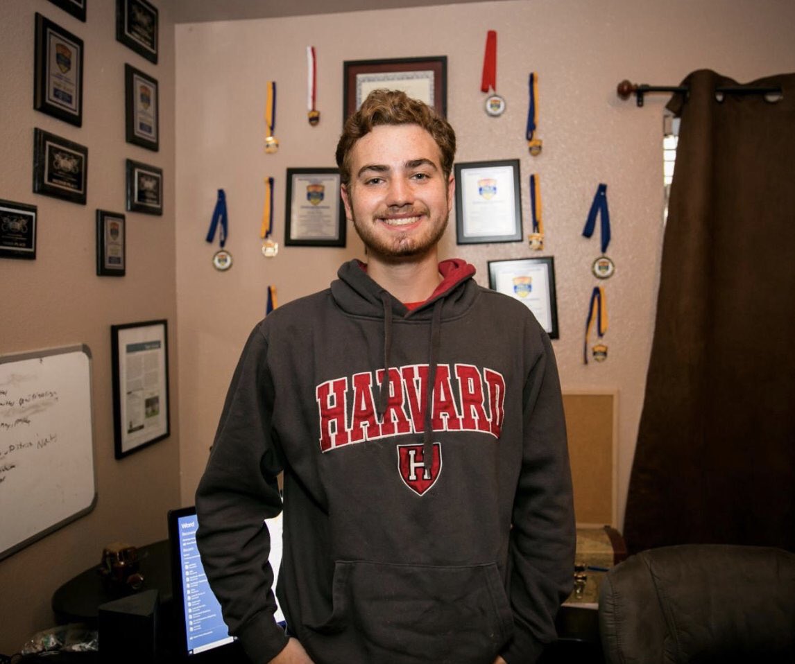 mrmaier_EFHS's tweet photo. This is Seth. EFHS Senior. Through hard work and a winning attitude, he has accomplished in high school what many spend their entire lives trying to achieve. Great speaker, great enthusiasm, great kid. Excited to see what’s next! #EFHS30for30 #day25 #Harvard2022 #findyourmoment https://t.co/oddOkFJqN7