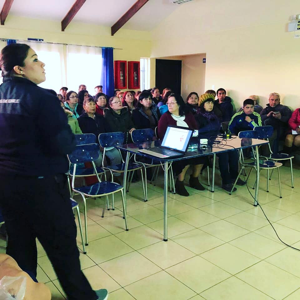 Sexta_CBT's tweet photo. Durante esta tarde realizamos capacitación de  Primeros Auxilios y RCP básico, a vecinos del sector monte redondo, con la finalidad de entregarles conocimientos para enfrentar los primeros minutos ante una emergencia. A cargo de esta actividad nuestra voluntaria Carla Flores. https://t.co/8SLwDZSs3K