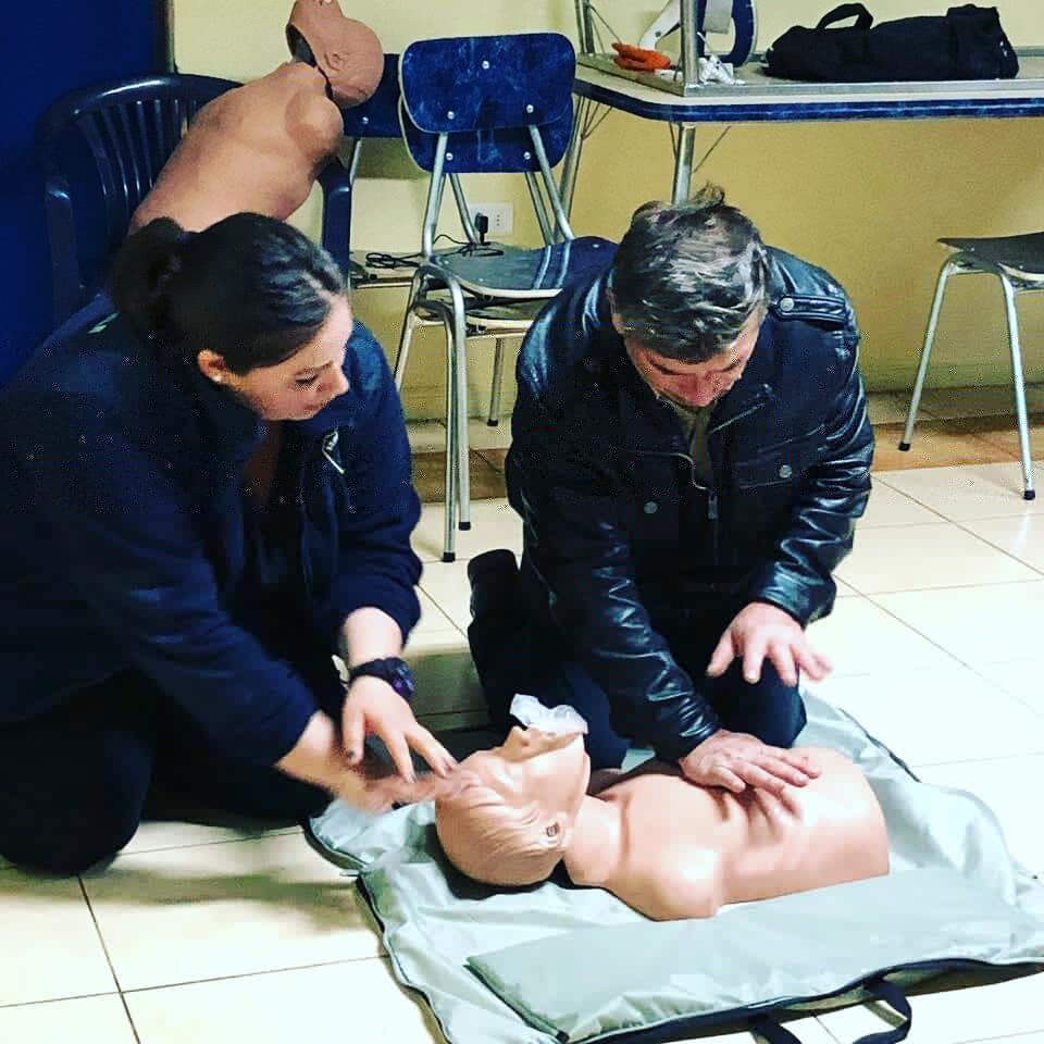 Sexta_CBT's tweet photo. Durante esta tarde realizamos capacitación de  Primeros Auxilios y RCP básico, a vecinos del sector monte redondo, con la finalidad de entregarles conocimientos para enfrentar los primeros minutos ante una emergencia. A cargo de esta actividad nuestra voluntaria Carla Flores. https://t.co/8SLwDZSs3K