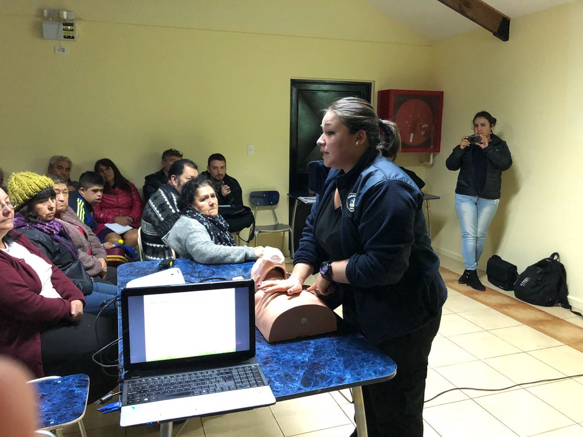 Sexta_CBT's tweet photo. Durante esta tarde realizamos capacitación de  Primeros Auxilios y RCP básico, a vecinos del sector monte redondo, con la finalidad de entregarles conocimientos para enfrentar los primeros minutos ante una emergencia. A cargo de esta actividad nuestra voluntaria Carla Flores. https://t.co/8SLwDZSs3K