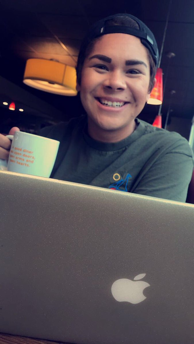 lesbifranz's tweet image. I'm dying at the fact that I still look this happy while my life is falling apart but oh well 🤷‍♀️