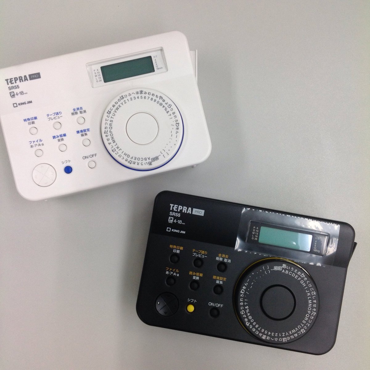 kurita758's tweet photo. キングジムの初代「テプラTR55」の復刻版「SR55」が数量限定で大特価です!
ダイヤル式のレトロなデザインが良いですね〜👏
定価16,800円+税
⬇︎
特価2,980円+税
#テプラ #tepra #栗田商会 #文房具 #sr55 https://t.co/Hj7ek9035o
