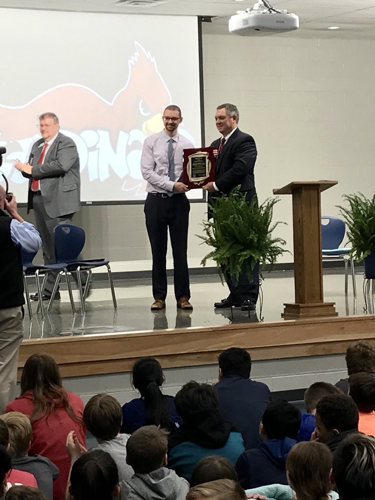 mrscarteesclass's tweet photo. Who has been honored &amp; privileged to work and grow alongside the phenomenal leadership of the Arkansas Middle Level Principal of the Year?!? 🙋🏻‍♀️ Congratulations, @WASEMJEFF ! #CMSSPICE #cmscardinals @Bville_Schools #WhereExcellenceLives https://t.co/YWh3iFs07j
