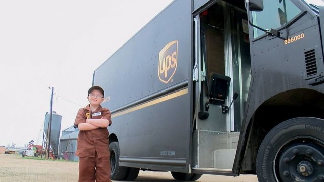 jrindafernshaw's tweet photo. UPS brings positivity to Franklin boy's life! #FutureUPSer https://t.co/M4hQBnCTTt https://t.co/frap3pvd2T