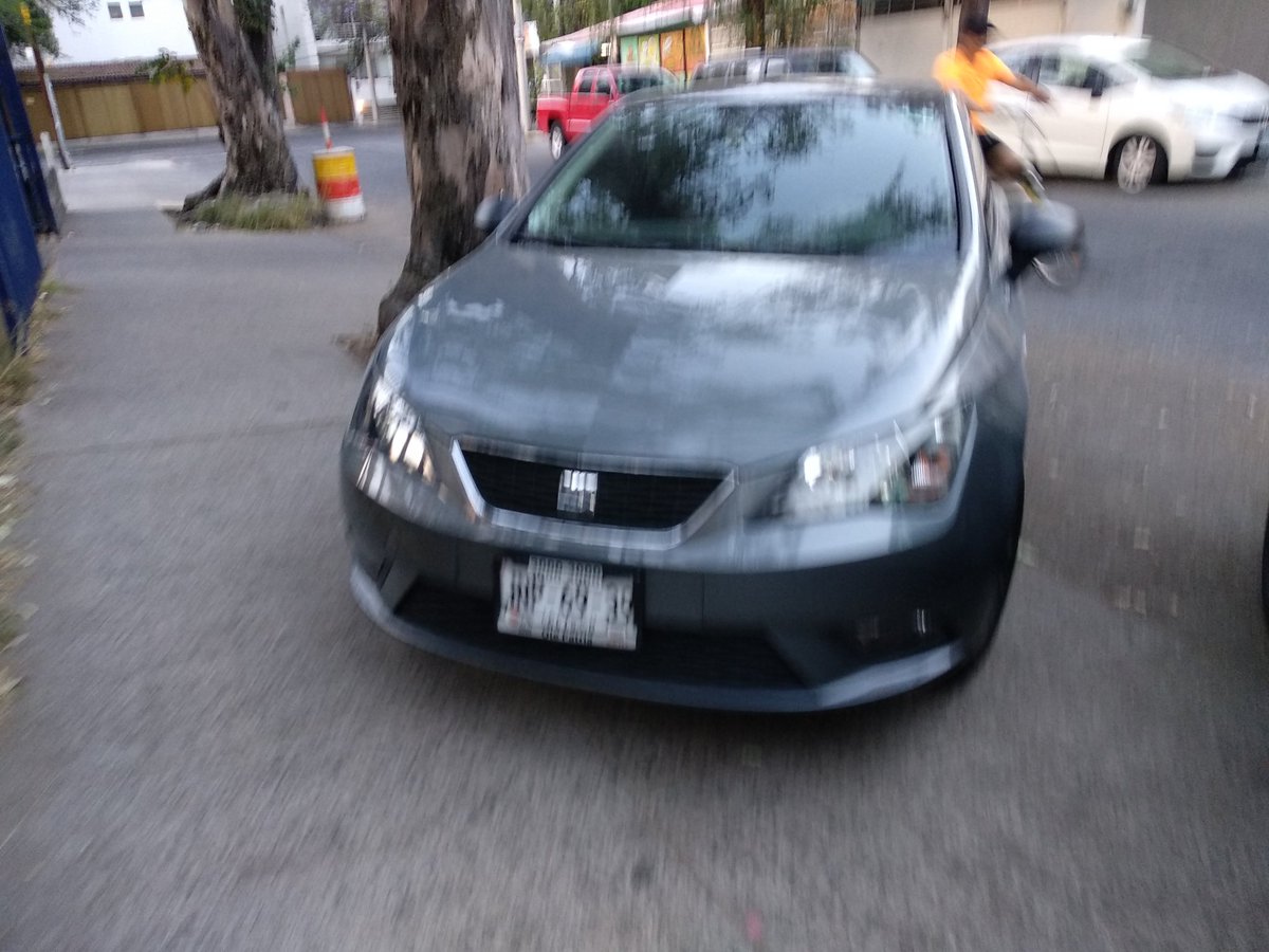 IamMexcoder's tweet image. Dos vehículos estaciónadod invadiendo banqueta en nueva Escocia casi esquina con el Chaco @MovilidadJal @peaton_gdl  @GdlMovilidad