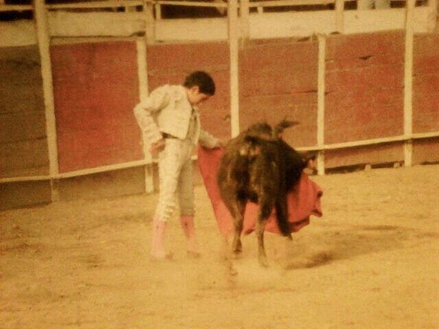 torerodoc's tweet photo. ¡Conoce a nuestros personajes!
Francisco Maldonado Carrasco es un pintor y torero ecuatoriano. A los 9 años, Francisco ingresó a la escuela de tauromaquia, y a los 10, ya era torero.
https://t.co/RGy22c5jCx
#torerodocumental #toros #torero #tauromaquia https://t.co/C6htNSH3w8
