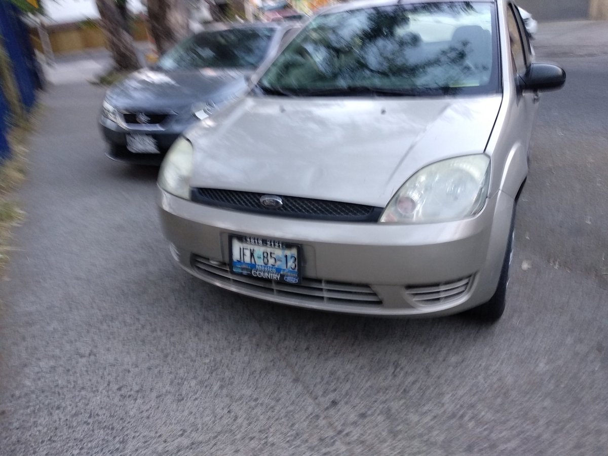 IamMexcoder's tweet image. Dos vehículos estaciónadod invadiendo banqueta en nueva Escocia casi esquina con el Chaco @MovilidadJal @peaton_gdl  @GdlMovilidad