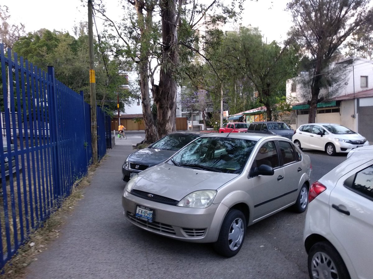 IamMexcoder's tweet image. Dos vehículos estaciónadod invadiendo banqueta en nueva Escocia casi esquina con el Chaco @MovilidadJal @peaton_gdl  @GdlMovilidad