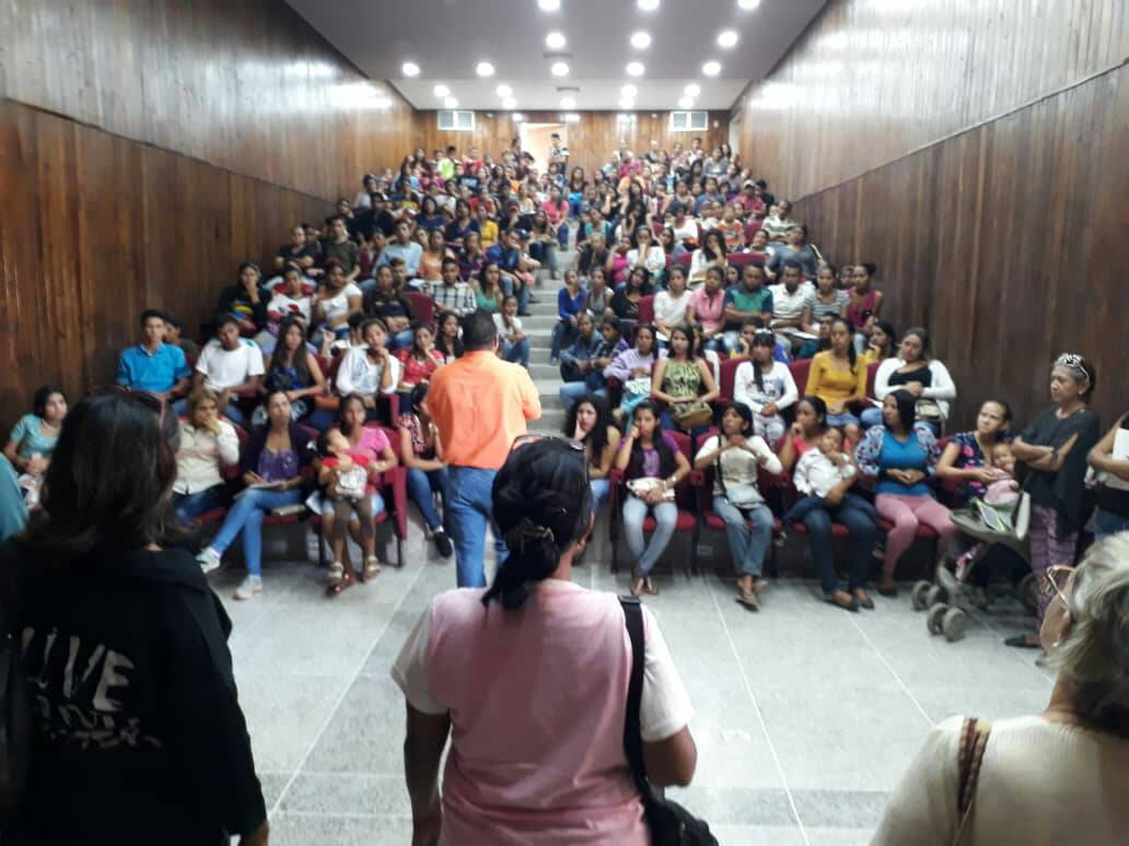 hugbelpsuv's tweet photo. #HOY Más de 900 jóvenes de las comunidades populares de la Parroquia Juan de Villegas del edo #Lara inician su proceso de formación académica universitaria en la Universidad Martin Luther King. ¡Gracias @NicolasMaduro por seguir formando el futuro de la Patria! https://t.co/yqrfcW7LCH