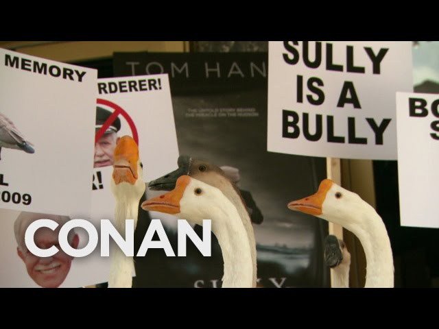 HumorMemesEnt's tweet image. Uh Oh, #Sully is Subject to Some Unexpected Protesters #TeamCoco #funny #humor #lol #lmao humorandmemes.com/sully-proteste…