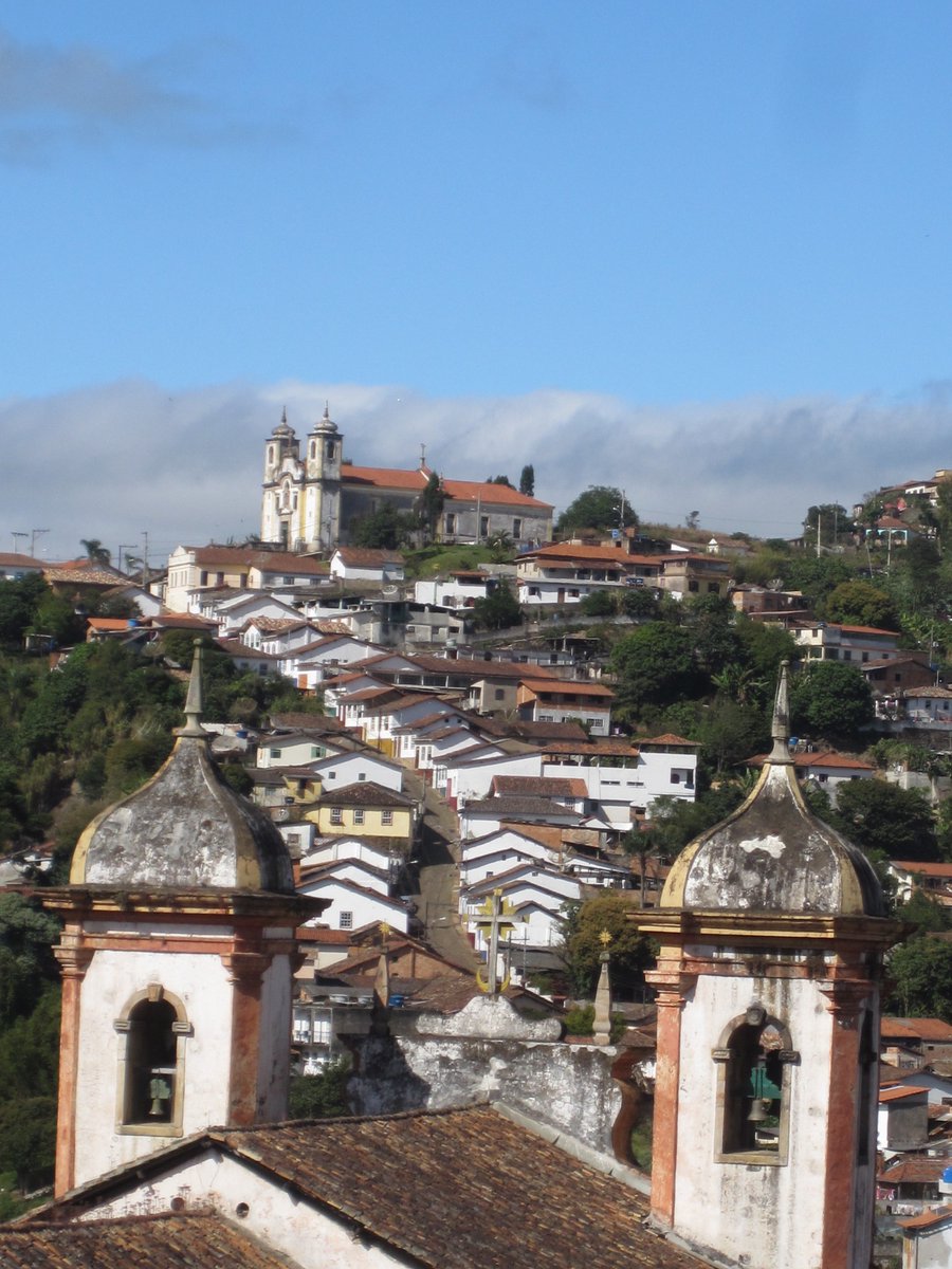 Todo ano quando o feriado de Tiradentes se aproxima bate uma vontade enorme de voltar pra Minas. Aliás, já disse que todo brasileiro deveria conhecer Ouro Preto. Parte de nossa história e riqueza estão encravadas naquelas montanhas e constituem um cenário belíssimo. <a href="/visitemg/">Visite Minas Gerais</a>