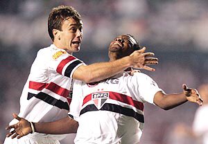 Zagueiro Fabão celebra gol na final da Copa Libertadores de 2005, contra o Atlético-PR.