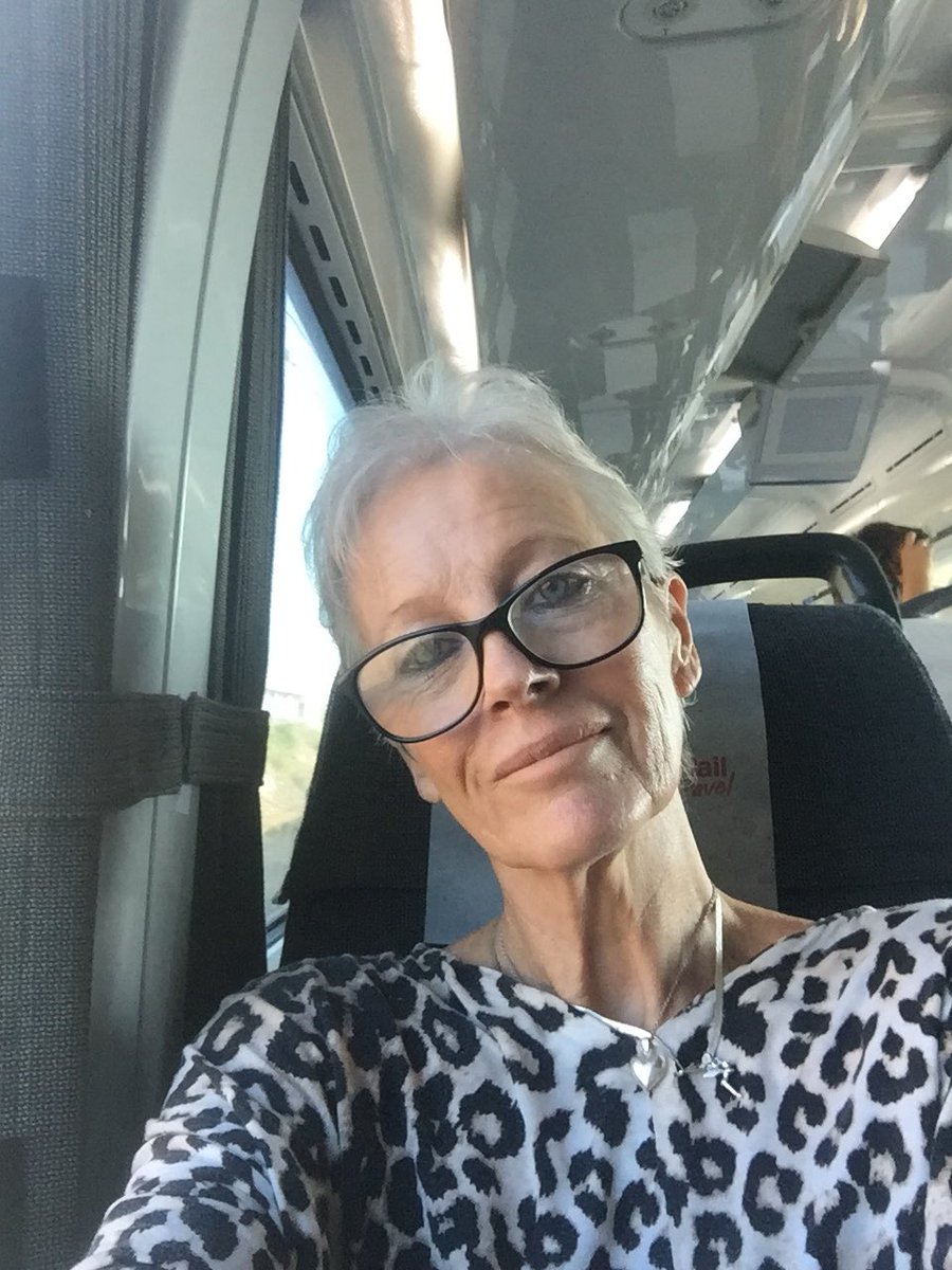 blog_pamela's tweet photo. Going home’ time for a nice red while watching wonderful scenery from #tilttrain #thisisqueensland #gladstone #GoldCoast #ThePhotoHour https://t.co/21wgQVM0Q7
