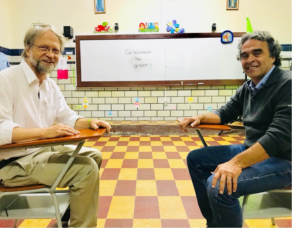 AntanasMockus's tweet photo. Con @sergio_fajardo creemos que no hay una estrategia de transformación más poderosa que la educación. Desde las aulas vamos a sacar lo mejor de los Colombianos. 
#FajardoEsColombia https://t.co/0seTvT7E5l