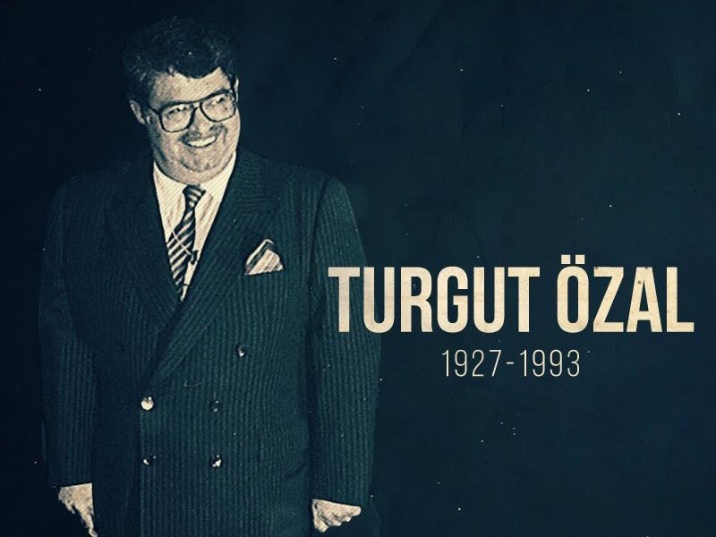 ikalin1's tweet photo. 8. Cumhurbaşkanımız #TurgutÖzal’ı vefatının 25. yıldönümünde rahmetle yâd ediyorum. 
Zor bir dönemde büyük hizmetlere imza attı. 
Devlet-millet ilişkisini yeniden tanımladı. 
Köklerinin farkında ama dünyaya açık; mütevazı, kararlı ve sevecen bir insandı. 
Ruhu şâd olsun. https://t.co/R6ZrmiFYS2