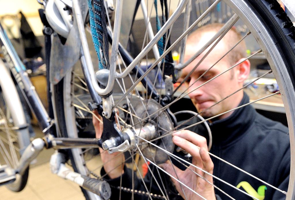 OmroepGLD's tweet photo. Laat je omscholen tot fietsenmaker! Er is een nijpend tekort aan https://t.co/Q0KQaRKztB https://t.co/KuxcgtfMmx