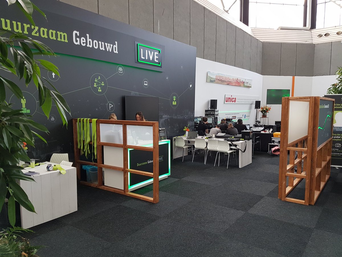 WimKooyman's tweet photo. De crew @DuurzaamGebouwd is er klaar voor! @BuildingHolland kan beginnen. Ook @1SmartWorkPlace heeft de deuren inmiddels geopend voor #WorkPlaceDay. https://t.co/qmJEyn8NGd