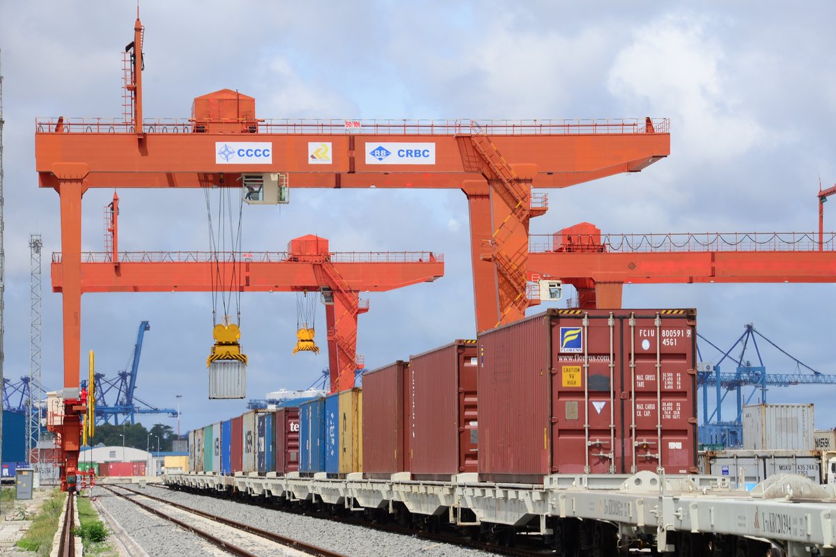 Loading Of Nairobi ICD Bound Containers At The @SGRHeadOffice #SGR Marshaling Yard, #MombasaPort 

The Freight Service Is Evacuating More Than 432 Containers Daily And This Is Exepected To Increase To 630 In Two Months

<a href="/TransportKE/">Ministry of Roads and Transport | Kenya</a> <a href="/pstransportke/">Prof. Paul Maringa</a> @JamesMacharia_ <a href="/KenyaRailways_/">Kenya Railways</a>