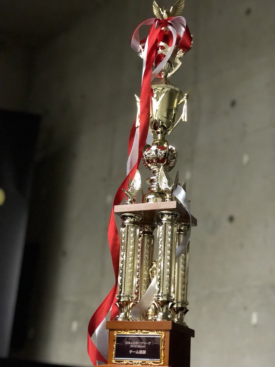 CYCLOPS_OSAKA's tweet photo. 4月1日(日)に行われた #日本eスポーツリーグ2018 Winterの優勝トロフィーが届きました!!
改めて、選手のみんな優勝おめでとう🏆✨
大会のレポート記事・大会の動画はこちらからご覧になれます。
↓見逃した方や、もう一度ご覧になりたい方はぜひ!↓
https://t.co/bV7mUddTht
#JeSL #eスポーツ https://t.co/jbpUrfhOCj