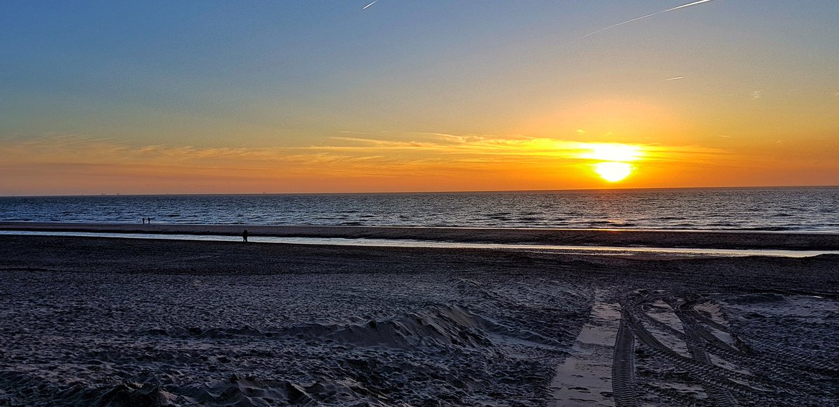 profnickmorton's tweet image. On the way to #2018ASCMinneapolis with @ASCRegion8 ... except a cancelled flight meant we got to watch the sunset on a Dutch beach last night rather than fly into the Midwest snowfalls!