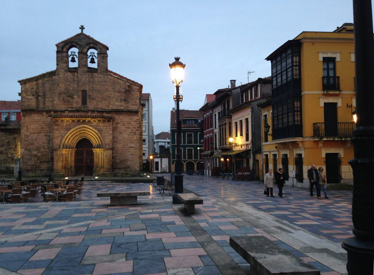 DUQUEYZAMORA's tweet photo. Buenos dias #Aviles con 🌞 dia perfecto para descubrir el #PatrimonioCultural el #CascoHistorico con los alumnos de secundaria «Dia de los Monumentos y  Sitios» #patrimonioparanuestrasgeneraciones  https://t.co/x4TZvV2J9D @AytoAviles #PAMUA https://t.co/C9RmM0734J