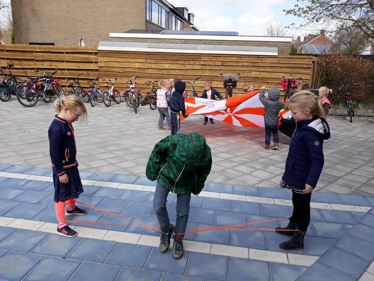 De kinderen van groep 1/2 hebben het speelgoed van de Koningsspelen al even getest.