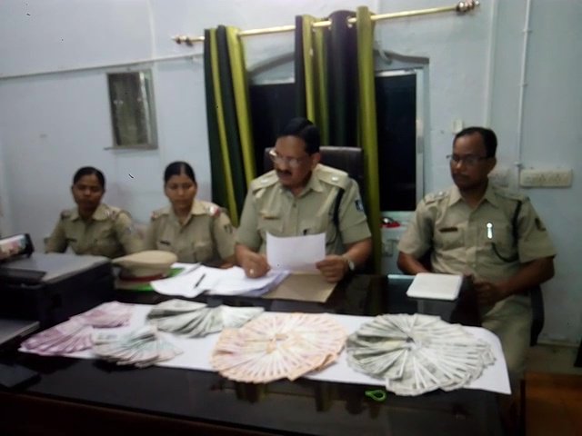 otvnews's tweet photo. Fake currency worth Rs 1.06 lakh seized, 4 arrested by #Boudh police #FakeNoteRacket #Odisha https://t.co/b38xx1eaWY