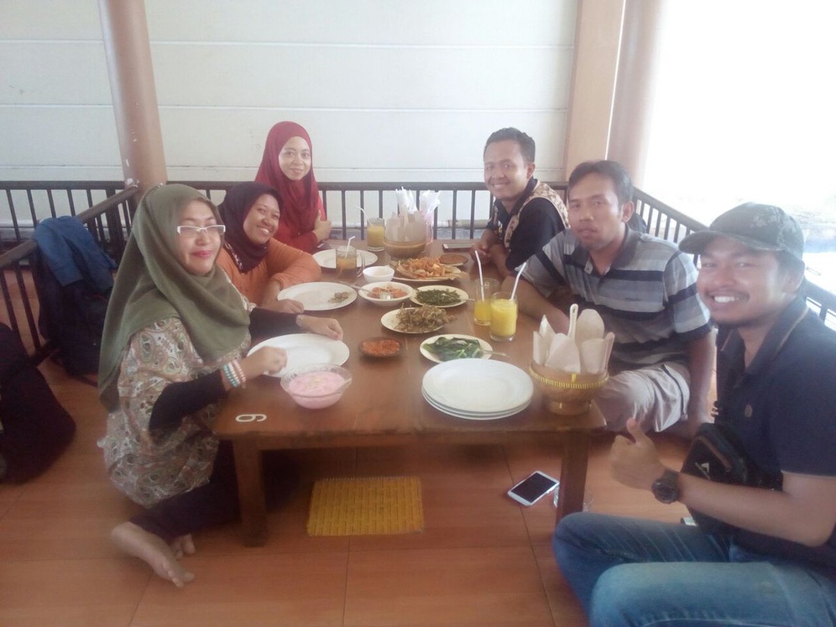 TppKecTulangan's tweet photo. Makan Siang dan Rakor Tim PD dan PLD Kec. Tulangan Di Warung Remaja Desa Kebaron 

Alhamdulillah Berjalan Lancar
@kang_beka @Asyraf_Media @fahrudin_yusron @IAzoel @RinaRindhu1 @niesosin @P3MDSidoarjoKab @KN_P3MD @P3MDSidoarjoKab @EkoSandjojo @HdReef @ululazmishona @DewantoAndry https://t.co/crBKsAUGMB