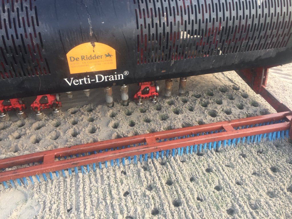 GSchoenaker's tweet photo. Groot onderhoud fairways @Almeerderhout door @DeRidderBV . Middels 2000m3 zand, 4 zandkarren, 3 vertidrains, 1 doorzaaimachine de toplaag verschralen middels conisch prikken, bezanden en doorzaaien. #drogefairways #jaarrond #kwestievanaanpakken #mooiweer https://t.co/TB95PnvNZo