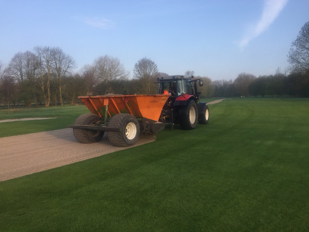 GSchoenaker's tweet photo. Groot onderhoud fairways @Almeerderhout door @DeRidderBV . Middels 2000m3 zand, 4 zandkarren, 3 vertidrains, 1 doorzaaimachine de toplaag verschralen middels conisch prikken, bezanden en doorzaaien. #drogefairways #jaarrond #kwestievanaanpakken #mooiweer https://t.co/TB95PnvNZo