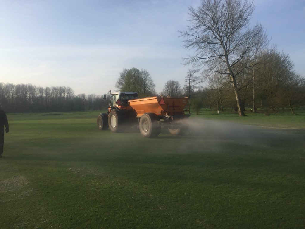 GSchoenaker's tweet photo. Groot onderhoud fairways @Almeerderhout door @DeRidderBV . Middels 2000m3 zand, 4 zandkarren, 3 vertidrains, 1 doorzaaimachine de toplaag verschralen middels conisch prikken, bezanden en doorzaaien. #drogefairways #jaarrond #kwestievanaanpakken #mooiweer https://t.co/TB95PnvNZo