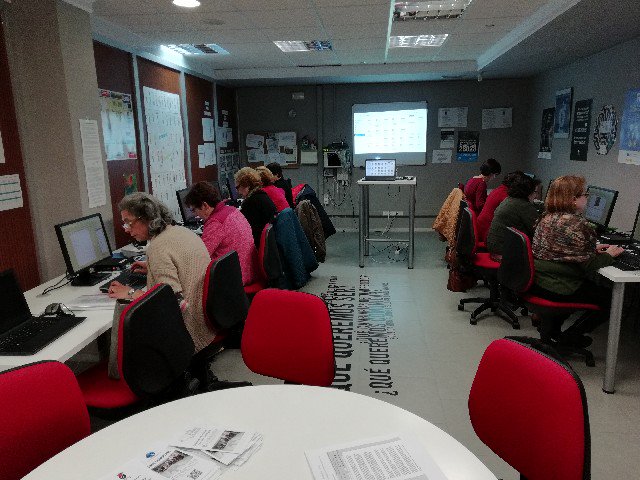 PuntoVuelaCenes's tweet photo. Continuamos con el Taller "Procesador de textos con #Libreoffice #Writer" con la Asociación de Mujeres Las Mimbres @AsocLasMimbres en el centro Guadalinfo de Cenes de la Vega @CGCenesdelaVega #guadalinfo #cenesdelavega #GProyectos #GDAY https://t.co/7KTu8sIIFP