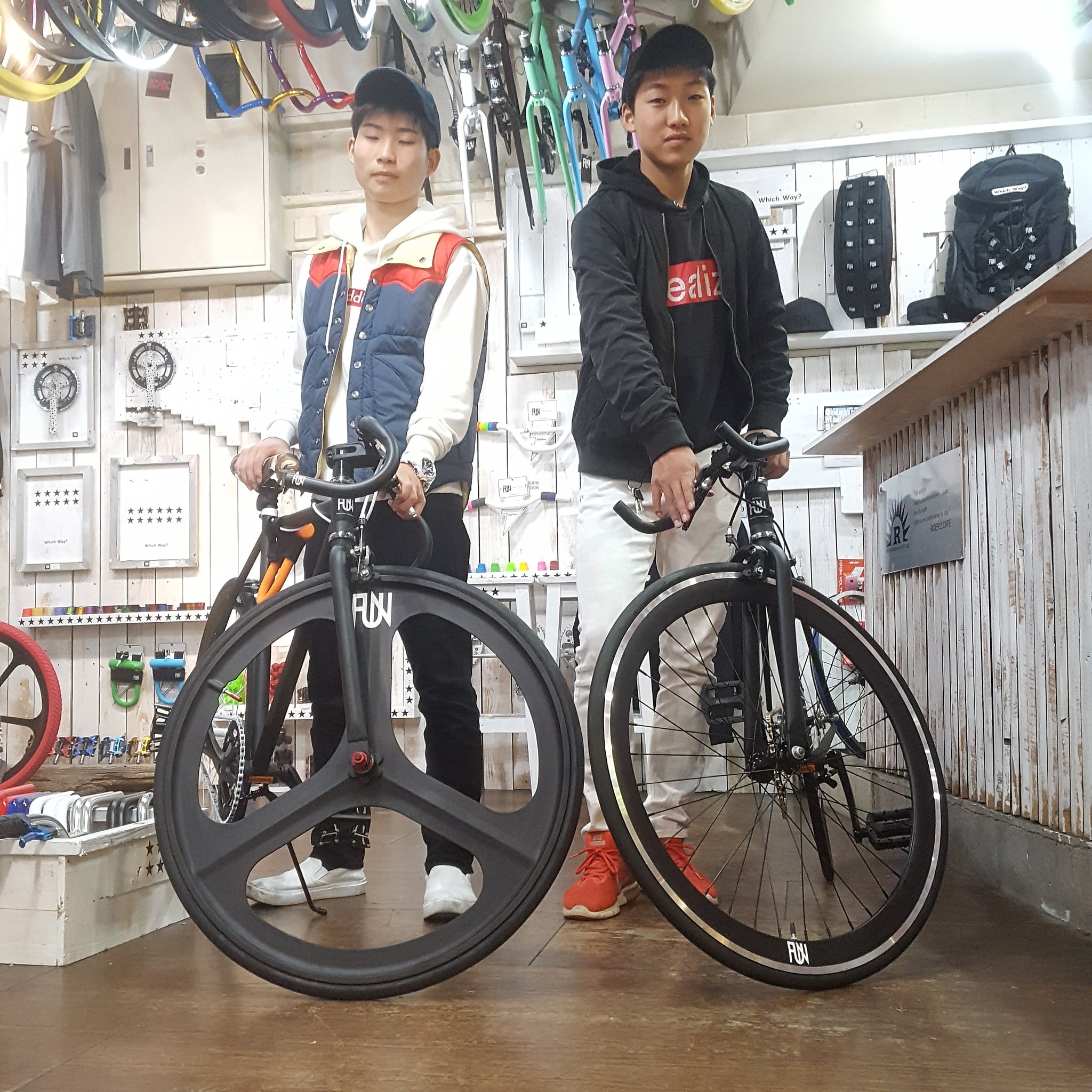 オーダーメイドショップ ライダーズカフェ على تويتر 本日も元気に営業しとります 夜風が気持ちいい季節ですね そろそろ 夜風浴びに愛車で 走ろうかなとか思ってます ライダーズカフェ オーダーメイド オリジナル カスタム 自転車 オシャレ