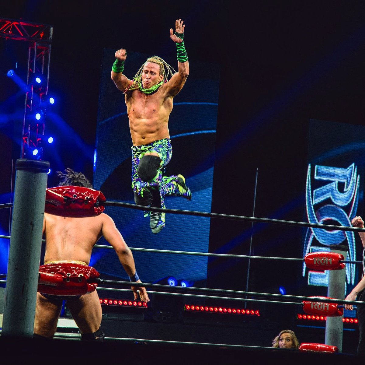 1FACADE's tweet photo. Tightrope #NinjaKick!
#NeonNinja #NinjaMoves #ROH #ringofhonor #NeonBlondes
#goNINJAgo 💪💚🙏🏻☄️ https://t.co/N7zbxw6VSW