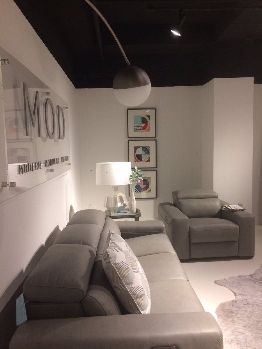 BeSoStyle's tweet photo. A few pics from High Point Market, from designing behind-the-scenes to being inspired by all the beautiful things.  #hpmkt #interiordesign #interiorstylist #highpointmarket #HPMKT2018 #behindthescenes https://t.co/looFRixy4r
