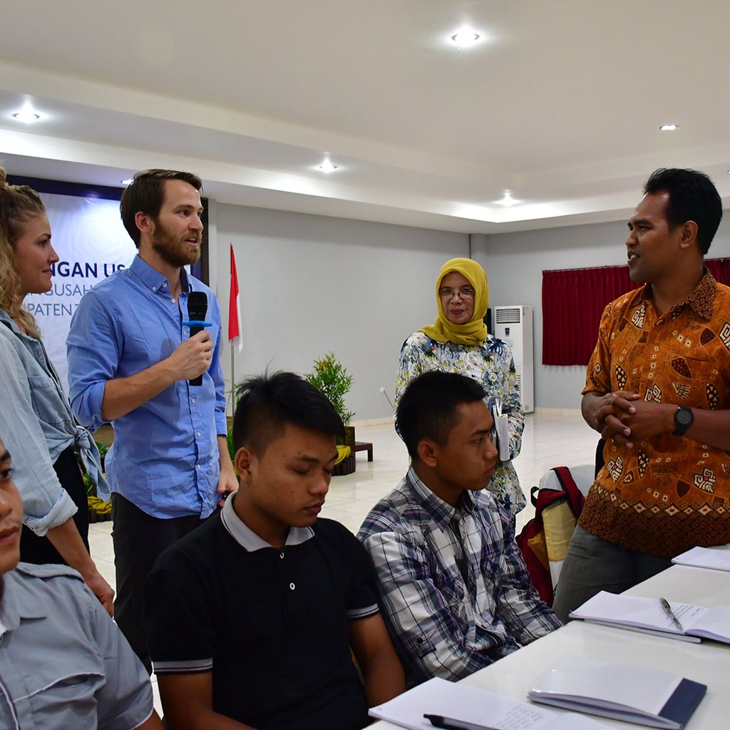 PrestasiJunior's tweet photo. Bryce Huschka dan Lauren, dua Eksekutif Muda dari Amerika Serikat, berbagi pembelajaran tentang Marketing dan Personal Growth serta mengajak peserta #USAIDJAPRI #Trenggalek membuat Buku Kesuksesan untuk bisnis mereka. @usaidindonesia @IIEFJakarta @Info_Trenggalek https://t.co/uveee25J5z