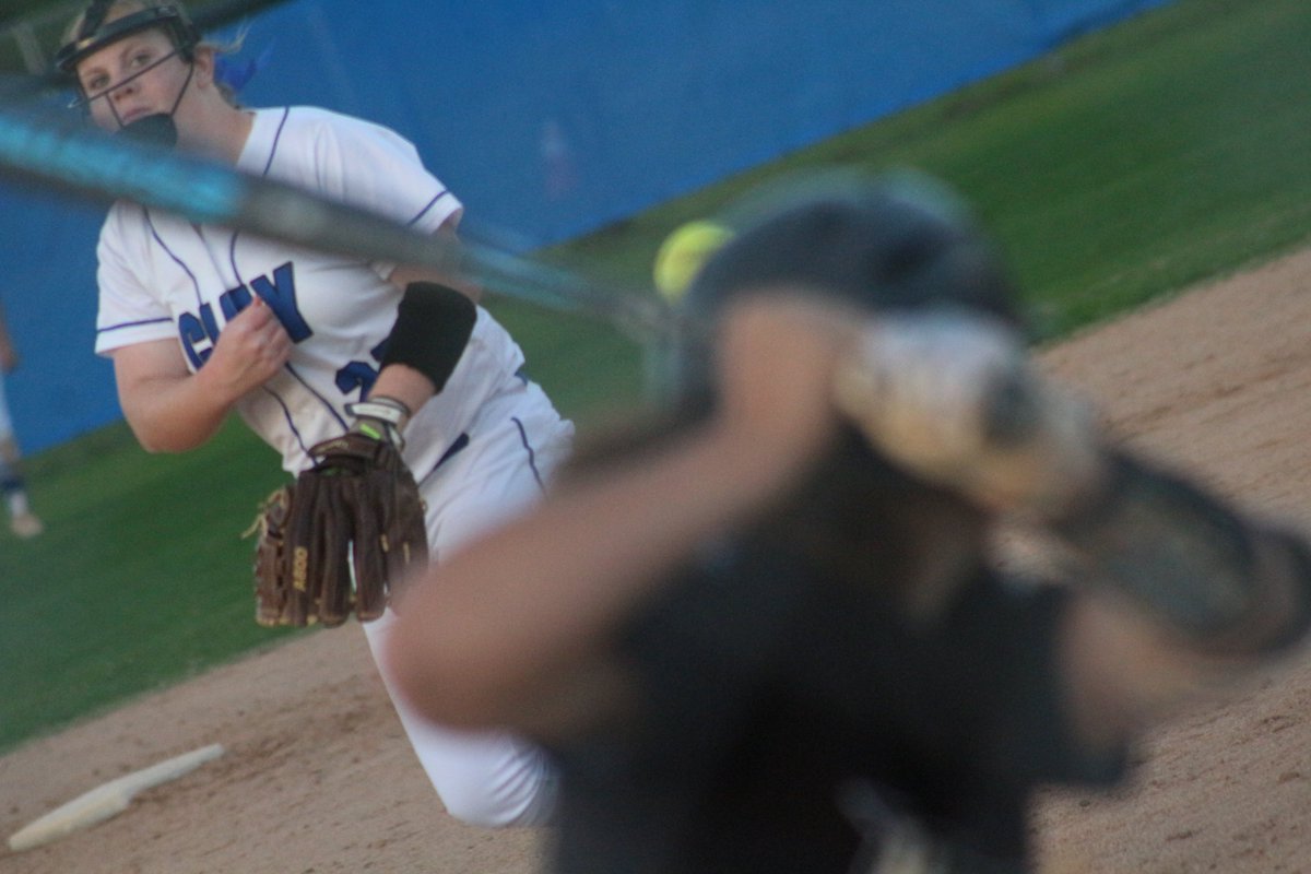ClayTodaySports's tweet photo. Clay and Oakleaf fight it out for a 2-0 Knights win with two power teams throwing down. https://t.co/rqLzGrVdrQ