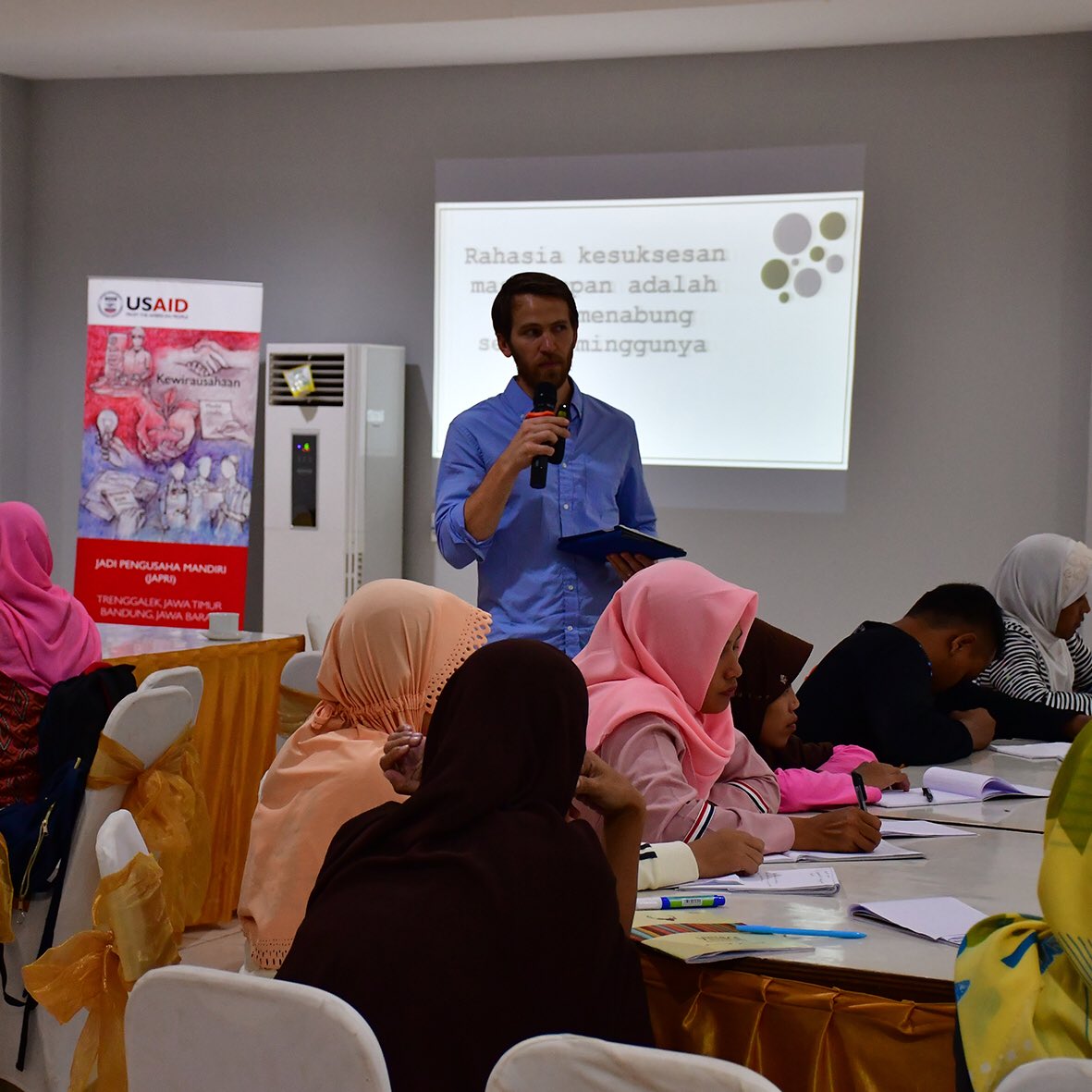 PrestasiJunior's tweet photo. Pada sesi mentoring kali ini, peserta #USAIDJAPRI #Trenggalek diajak untuk menemukan dan mengembangkan faktor pembeda bisnis mereka dengan kompetitor. Karena hal ini membuat konsumen akan memilih dan setia dengan produk usaha mereka! @usaidindonesia @IIEFJakarta https://t.co/CkurKYxdtq