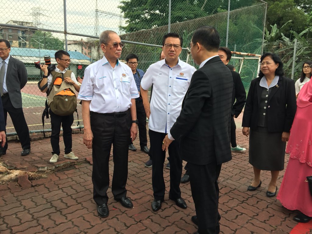 dswanjunaidi's tweet photo. Saya bersama YB DS @liowtionglai meninjau tapak tanah yg baru diberi kelulusan oleh Kerajaan Malaysia bagi pajakan tanah milik persekutuan kpd pihak Sekolah Menengah Persendirian Chong Hwa KL.Semoga membawa manafaat terbaik kepada warga sekolah. https://t.co/rNgt15IBrV