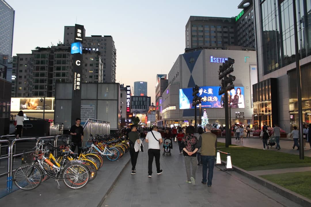 swessels1997's tweet photo. Weekend in Chengdu, Sichuan.
#dongmen #space #chengdu #bluefrog #exploring #travelling #nightlights #starbucks #China #Photography #enjoylife #TravelTuesday #BICYCLE #McDonalds https://t.co/gCeWHJDa2c