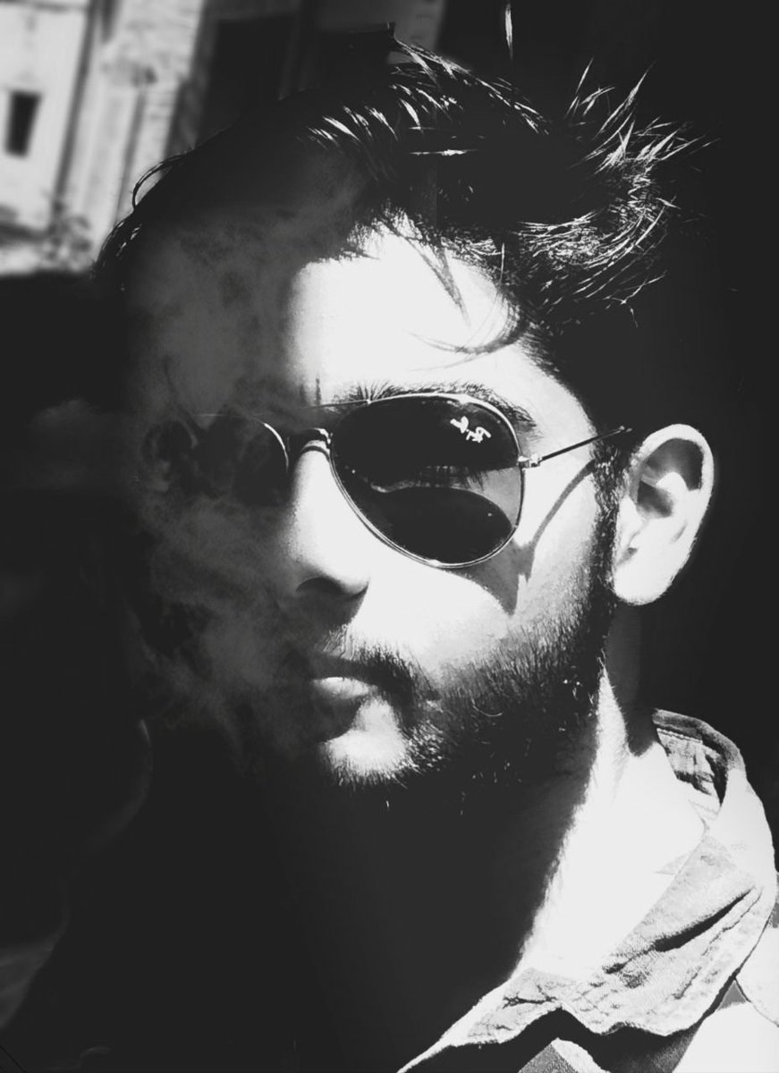 thegauravpsingh's tweet image. गुलाम हैं अपने घर के संस्कारों का...
      वरना 
हम भी लोगों को उनकी औकात दिखाने का हुनर रखतें हैं।
#gaurav #gvrvstyles #gauravthakur