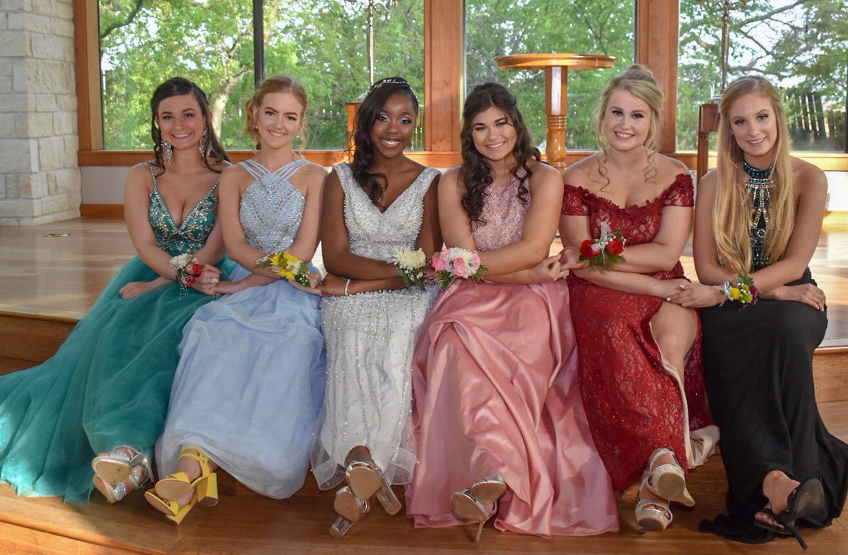 brookefinch_'s tweet photo. a night to remember is an understatement💋 #prom2k18 #promprince&amp;princess https://t.co/SQPooJK5hQ