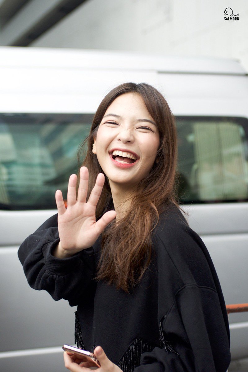 OrnTHFans's tweet photo. น้องอรขาออกจากช่อง 3 เมื่อเช้านี่ค่า ยิ้มสดใสกว่าแดดประเทศไทยอี้กกกกก 💙 #OrnBNK48 #BNK48 https://t.co/cuIhBGTjhg