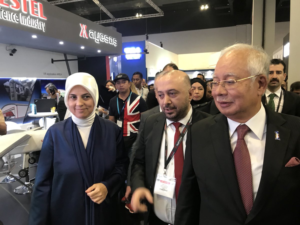 lentatek_'s tweet photo. Malezya Başbakanı Sn.Necip REZAK, T.C.Malezya Büyükelçimiz Doç.Dr. Merve KAVAKÇI standımızı onurlandırdılar / Malaysian Prime Minister H.E. Najib RAZAK and Turkish Republic Amb. https://t.co/PszhcISU61.Dr. Merve KAVAKÇI honored us visiting our booth #DSA18 #VESTELDEFENCE https://t.co/TU2WoFlIGP