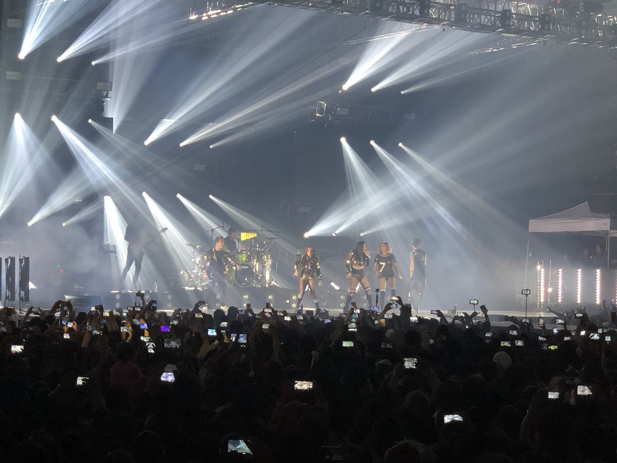 EventosPuebla_'s tweet photo. @ov7oficial termina su concierto en La Feria de Puebla, muy cariñosos con su público poblano que subieron a más de 10 personas al escenario, muy pocos artistas lo hacen. https://t.co/sw9BjF6WKg